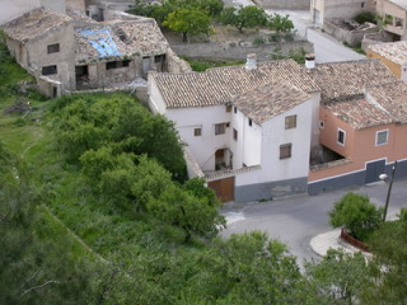 <span style=font-weight:300;font-family:lato;color:#0083c1;>€65000 </span>The Corner House (or Castle View) 34 Calle Eras Moratalla