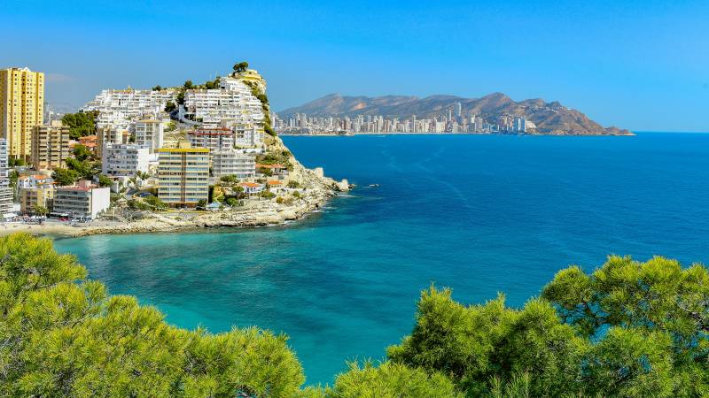 What are the best and worst towns in Alicante according to AI?