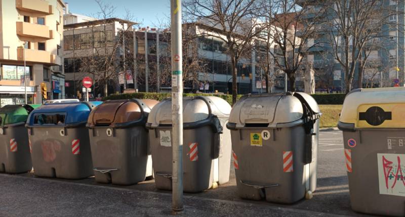 Protesters dump rubbish bags in Alicante square to highlight 'dirty city' problem