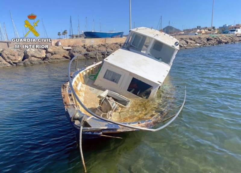 Three boats abandoned in the Mar Menor as illegal activities surge