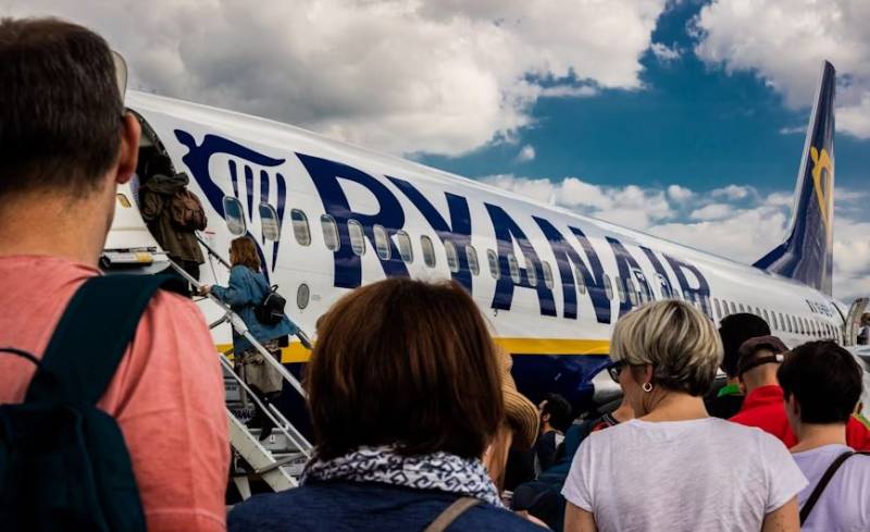 Ryanair increases bonuses for ground staff who catch passengers with oversized bags