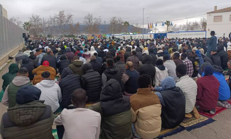 Muslim community in Murcia forced to pray in car park again after sports centre ban